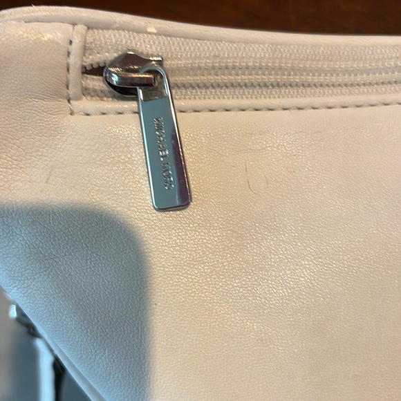 Michael Kors Shoulder bag crescent shaped quilted front leather white
Silv - Picture 12 of 13